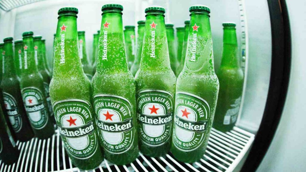 “Ho bevuto un’Heineken, il giorno dopo mi sono svegliato con 20 capelli sul cuscino” | ALLARME CALVIZIE: panico tra gli uomini