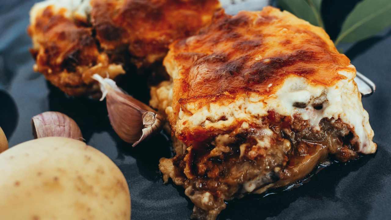 Mangia le lasagne più vendute in Italia e finisce in terapia intensiva: “trovati vetri nella pasta” | Stomaco spappolato