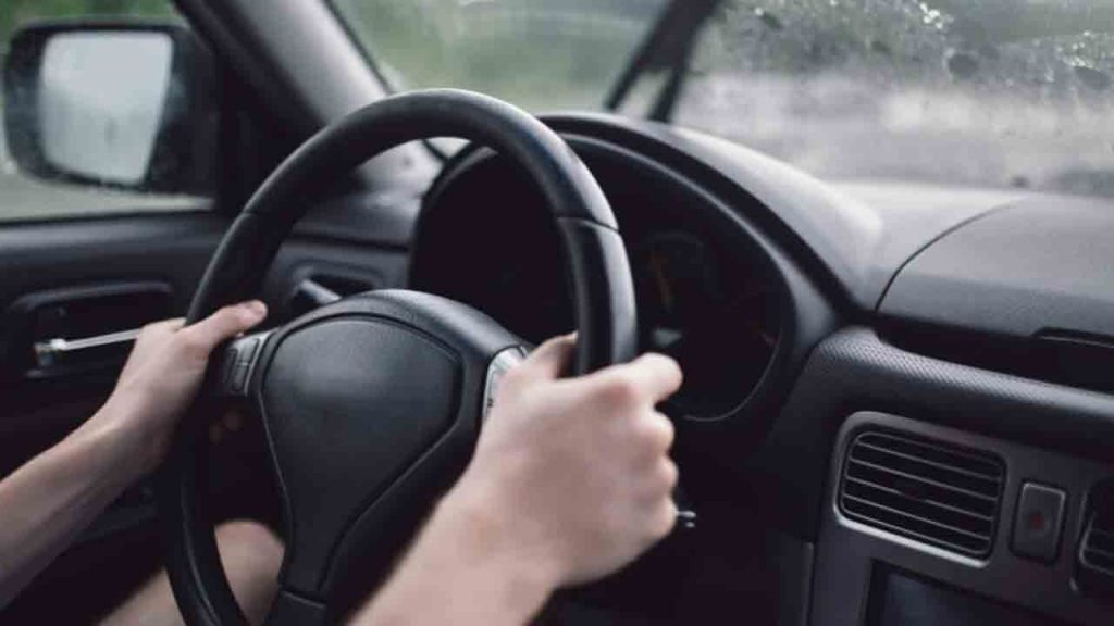 “Mi hanno fatto 1230 € di multa: avevo la mano sul volante” | NUOVA LEGGE SALVINI: puniti tutti i distratti