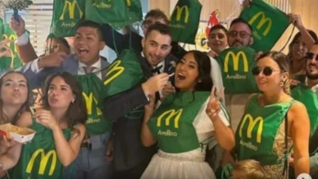 Celebrato in Italia il matrimonio più economico della storia: banchetto al McDonald’s | Cerimonia da veri morti di fame