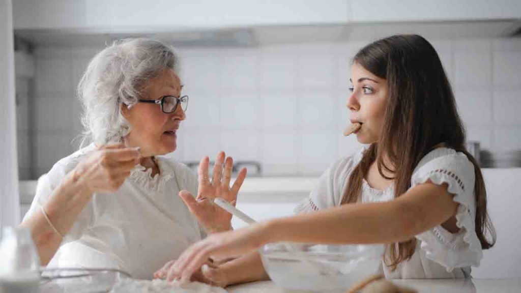 Nonna regala “bustina di soldi” al nipote per il compleanno, la Guardia di Finanza fa irruzione | Multa da 15mila euro