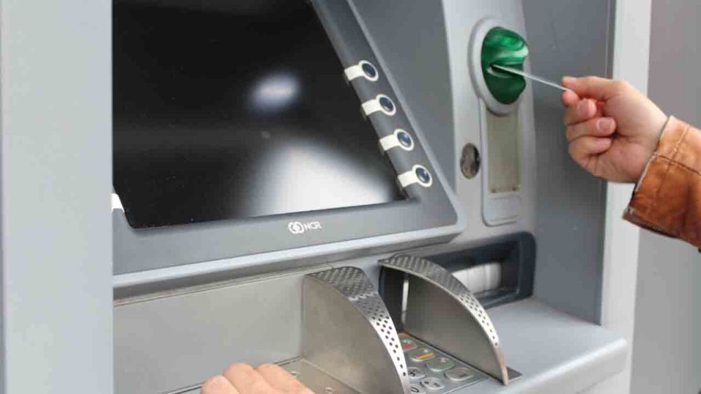 Prelievi bancomat, da oggi potrai farlo solo una volta al mese: ufficiale il LIMITE STATALE | Devi farti bene i tuoi conti