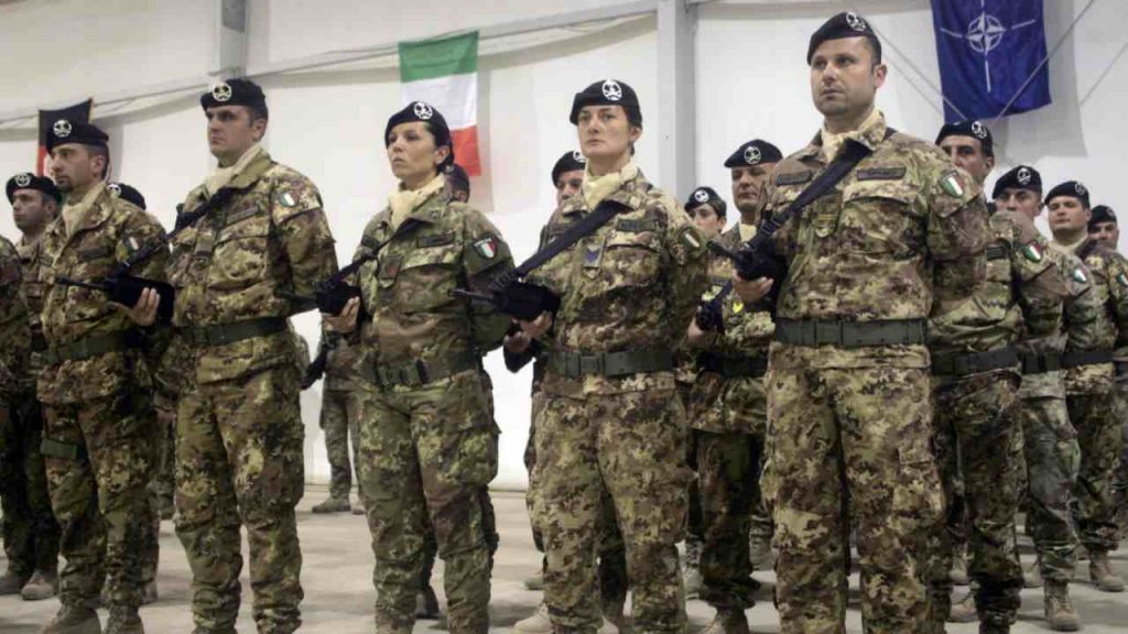 “Presentati in caserma, sei nostro per 21 mesi” | MILITARE TORNA OBBLIGATORIO: nessun limite di età, lettera in arrivo