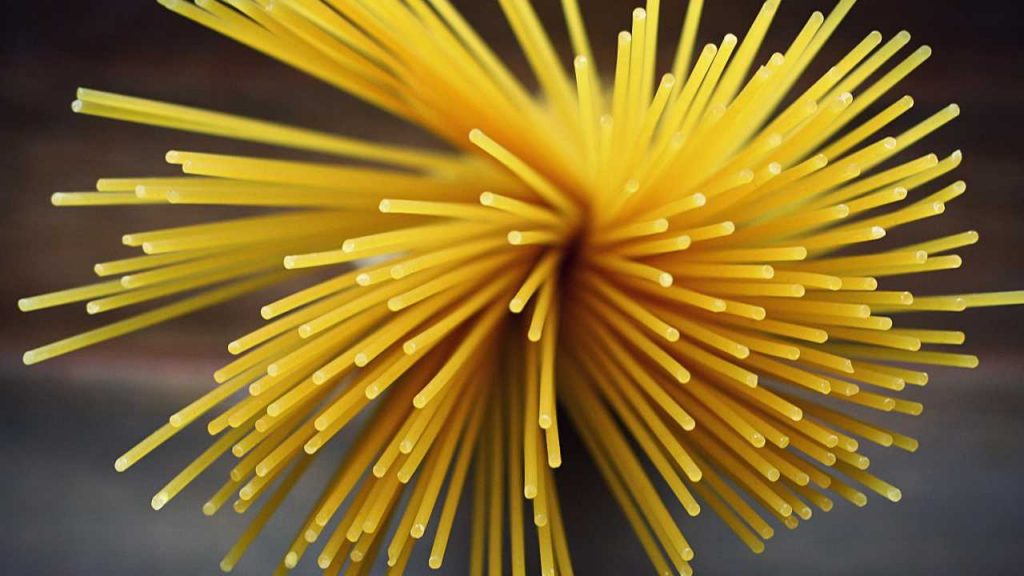 “Una scatola di spaghetti, per favore” “Sono 4 euro, grazie” | Approvato l’aumento statale: da novembre ci massacrano