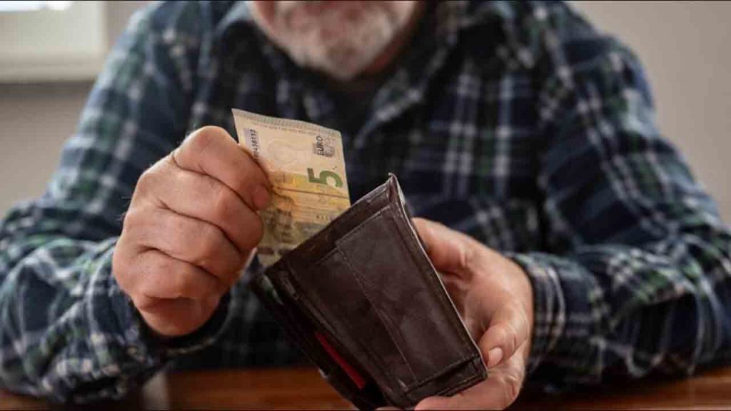 Addio alla pensione in contanti: non ti possono dare più un centesimo | Bancomat o muori di fame