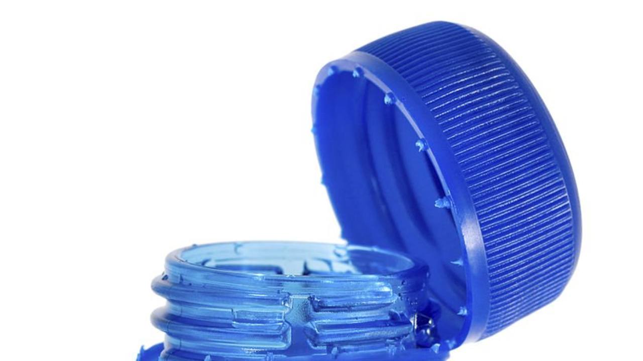 VITTORIA: addio ai tappi attaccati alla bottiglia | Finalmente ce li siamo levati dalle scatole: da domani li producono senza