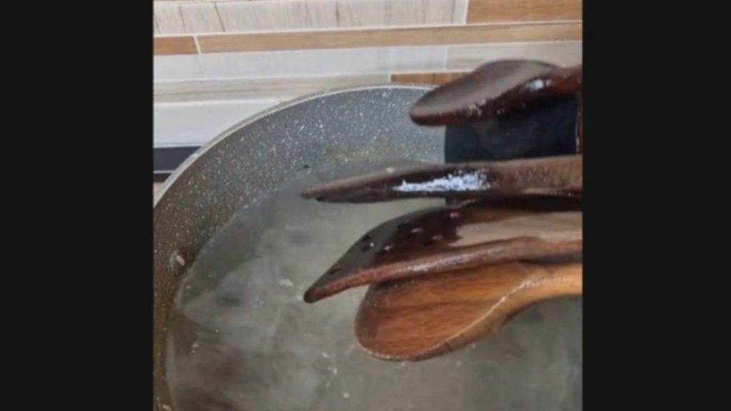 “Non sapevo di doverlo fare” | Immerge il mestolo di legno nell’acqua bollente per la prima volta dopo 40 anni: il risultato è disgustoso