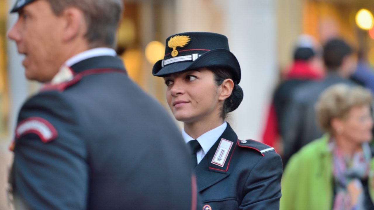 UFFICIALE: introdotto il militare obbligatorio per le donne | “Avete voluto la parità, ora pedalate la bici”
