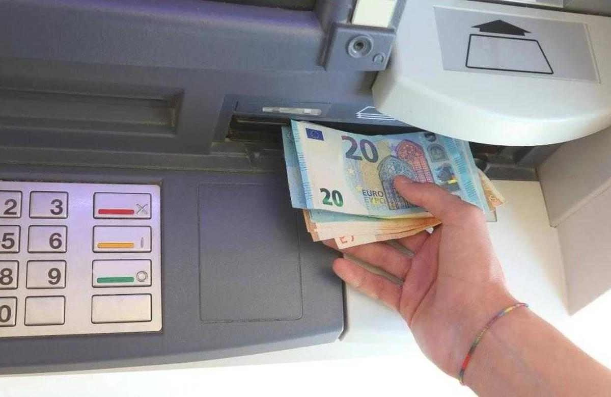 Occhio al prelievo: se fai questo errore al bancomat, rischi il tribunale | la colpa ricade tutta su di te