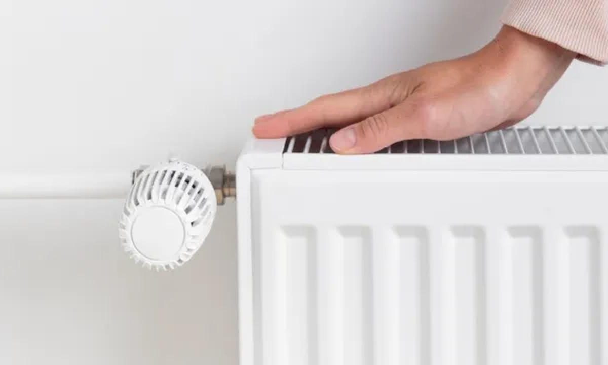 Caloriferi, casa con 30 gradi e bolletta azzerata | Il tecnico mi ha spiegato come raddoppiare il calore senza spendere