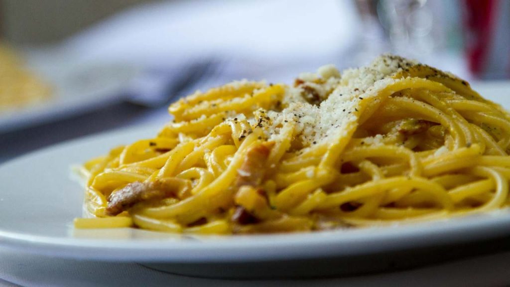 “Nella vera carbonara devi mettere la panna” | A dirlo è lo chef più famoso d’Italia: tutto il resto sono repliche schifose