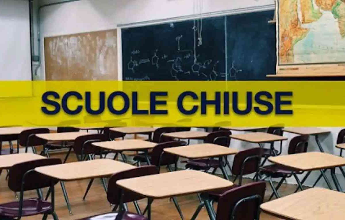 UFFICIALE – Scuole chiuse, le vacanze di Natale iniziano da oggi | L’allerta meteo non permette agli studenti di andare in classe