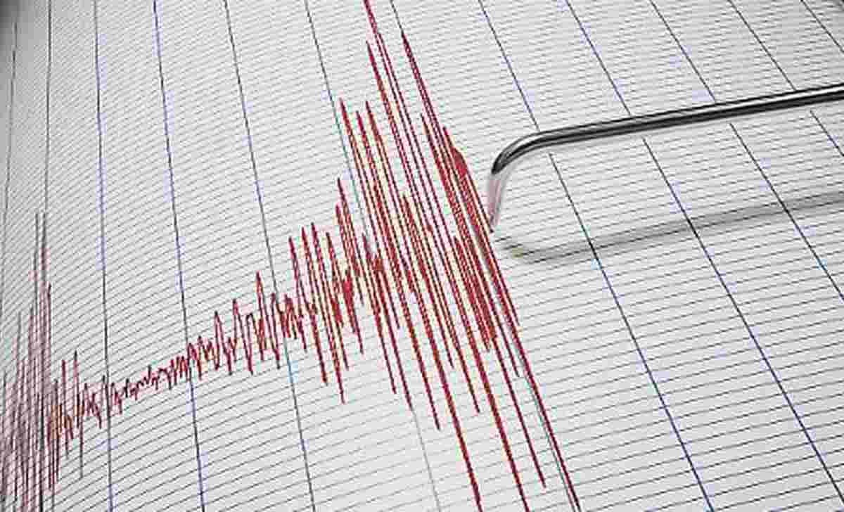 Allarme nei Campi Flegrei: potente scossa di terremoto, puzza di zolfo fino a Napoli | Allerta evacuazioni