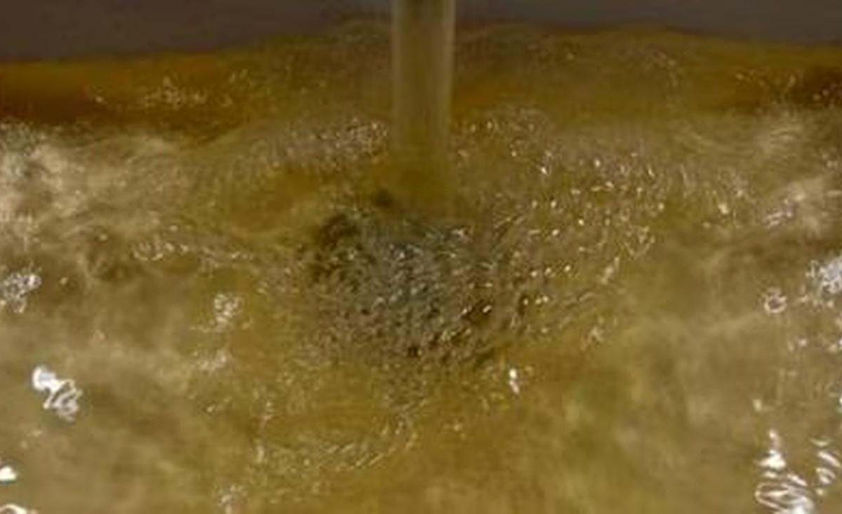 Non bevete l’acqua, esce torbida dai rubinetti della città: scattano le verifiche | la qualità idrica finisce sotto controllo