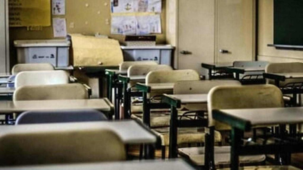 Scuole chiuse in tutta Italia, confermati 10 giorni di stop alle lezioni già da novembre | Studenti in festa, genitori disperati