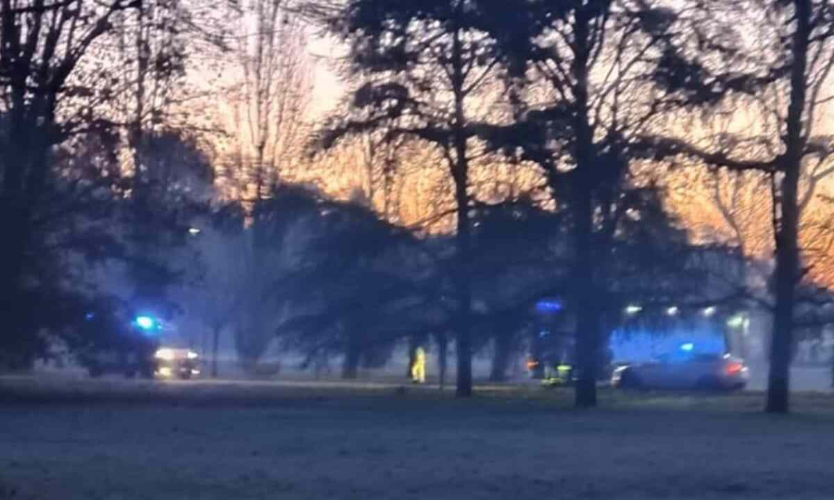 “Fermatevi, c’è un ragazzo a terra”, la corsa disperata nel parco all’alba: purtroppo non ce l’ha fatta | Cosa ha visto davvero il passante