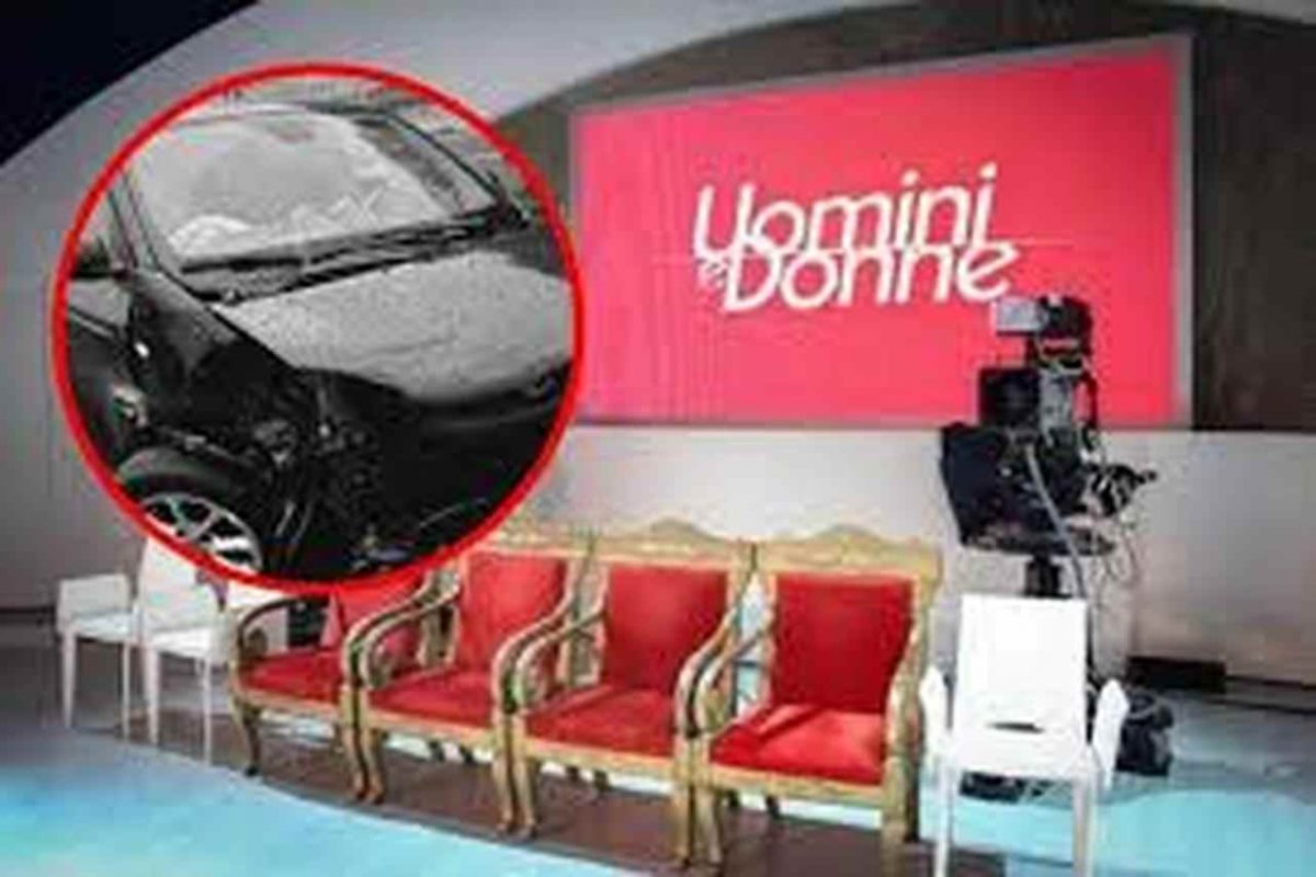 Uomini e Donne, incidente d’auto gravissimo: paura per il volto amatissimo del programma | L’auto ridotta a un ammasso di lamiere