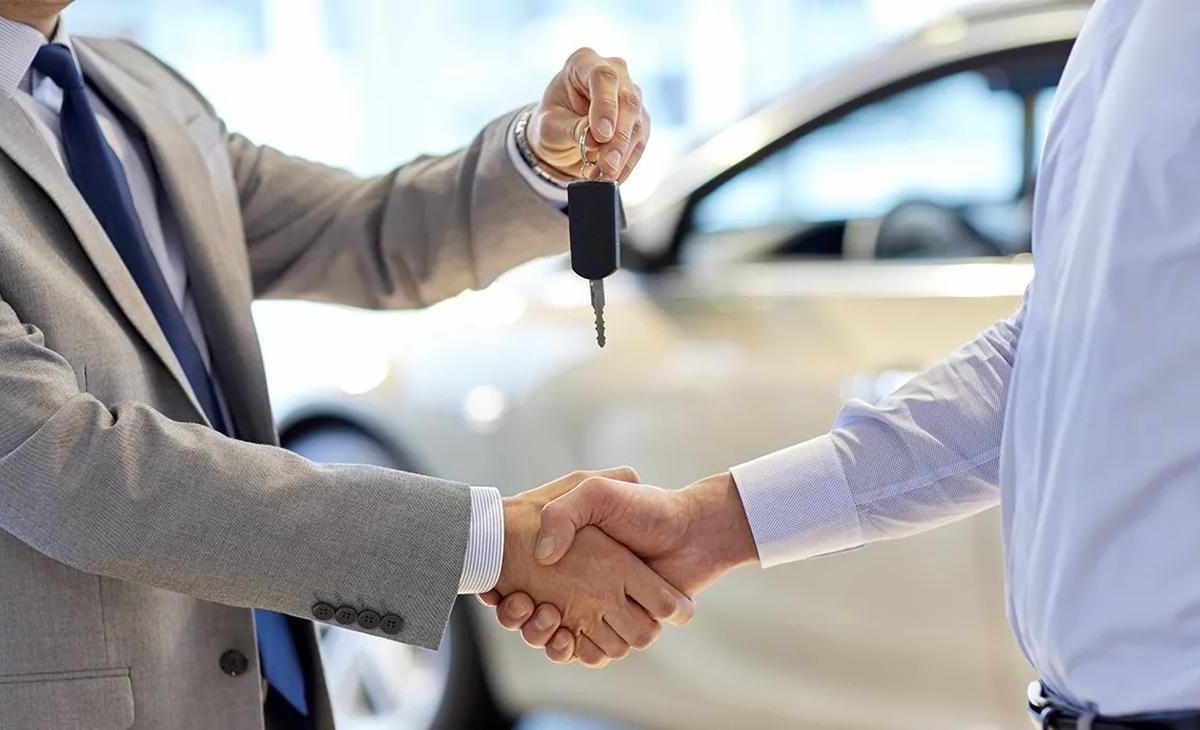 Auto, ti danno 15.000€ per comprarla nuova | Il maxi incentivo di Natale incendia le concessionarie