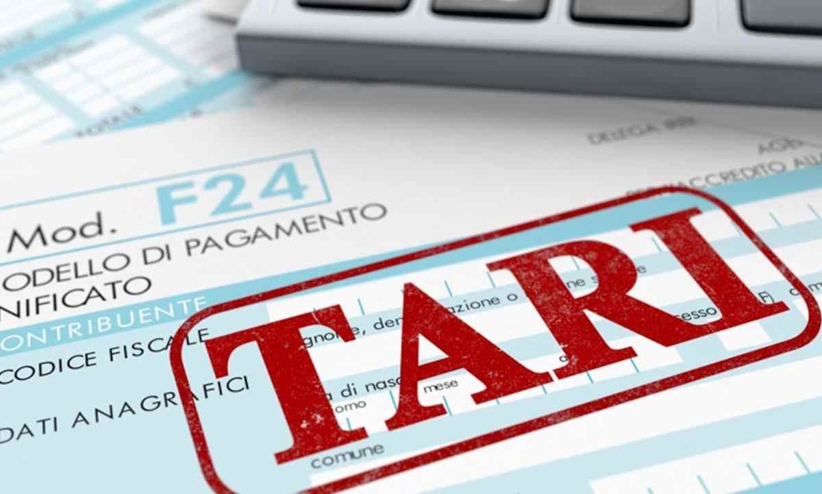 TARI, stangata 2025: la nuova impennata travolge le famiglie italiane | Qui la tassa esplode fino a cifre record
