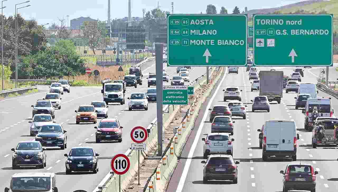 Autostrada prese di mira, ti svuotano il conto in pochi secondi | Il nuovo raggiro che sembra ufficiale