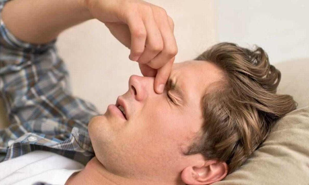 Raffreddore ostinato, ti passa con una bottiglia sotto l’ascella | Addio ai costosi spray nasali