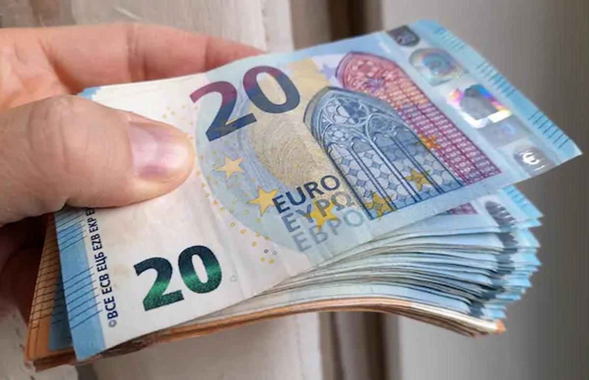 Pagamenti in contanti, il nuovo limite fa tremare Pd e Avs | Rischio elevato per l’illegalità