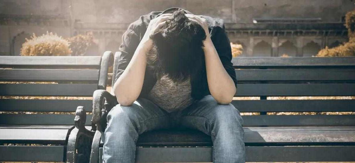 Psicologia, gli 8 comportamenti che rivelano una profonda tristezza nascosta | L’ultimo è quello che nessuno ammette