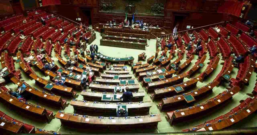 Stipendi parlamentari, se lo sono di nuovo aumentato | Scoppia la bufera: si prendono 70mila euro in più dei nostri soldi