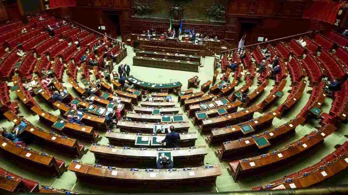 Stipendi parlamentari, se lo sono di nuovo aumentato | Scoppia la bufera: si prendono 70mila euro in più dei nostri soldi