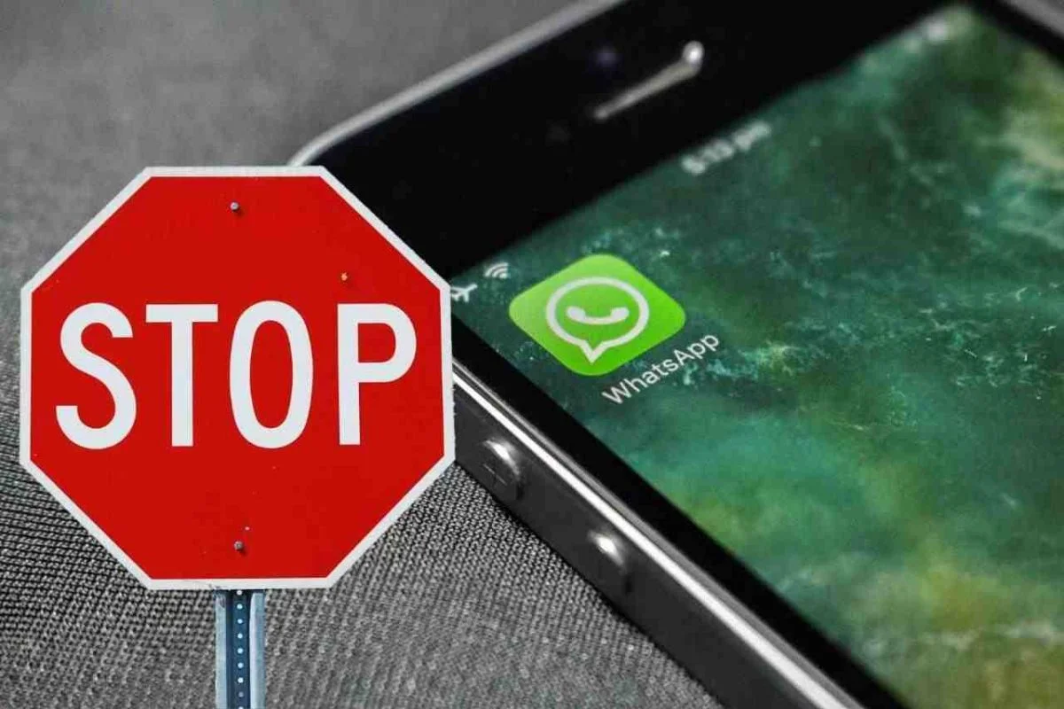 Blocco WhatsApp, del 1° dicembre sparisce dai cellulari | Migliaia “tagliati fuori” per sempre