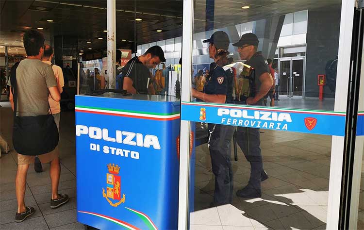 Una pattuglia della Polizia Ferroviaria durante una perlustrazione