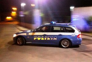 Tenta di immettersi contromano sulla A3, donna salvata dalla Polizia