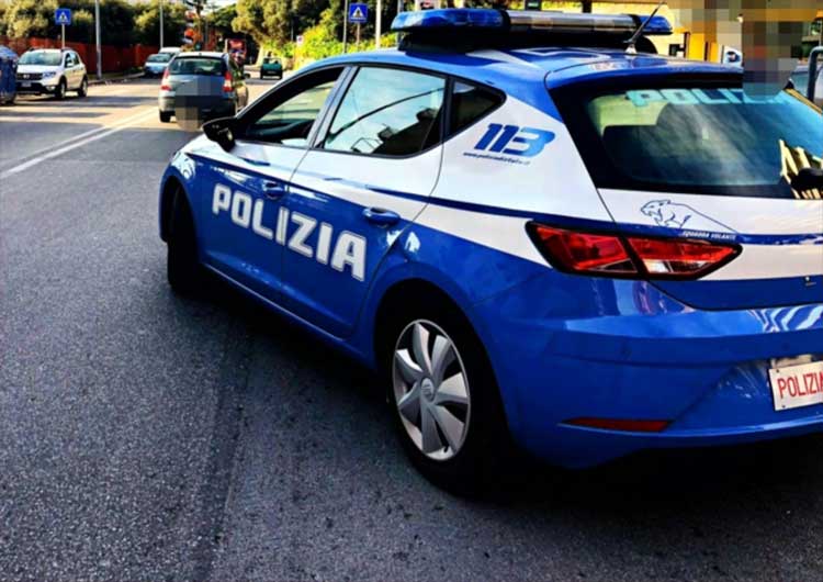 Una volante della Polizia ad un posto di blocco