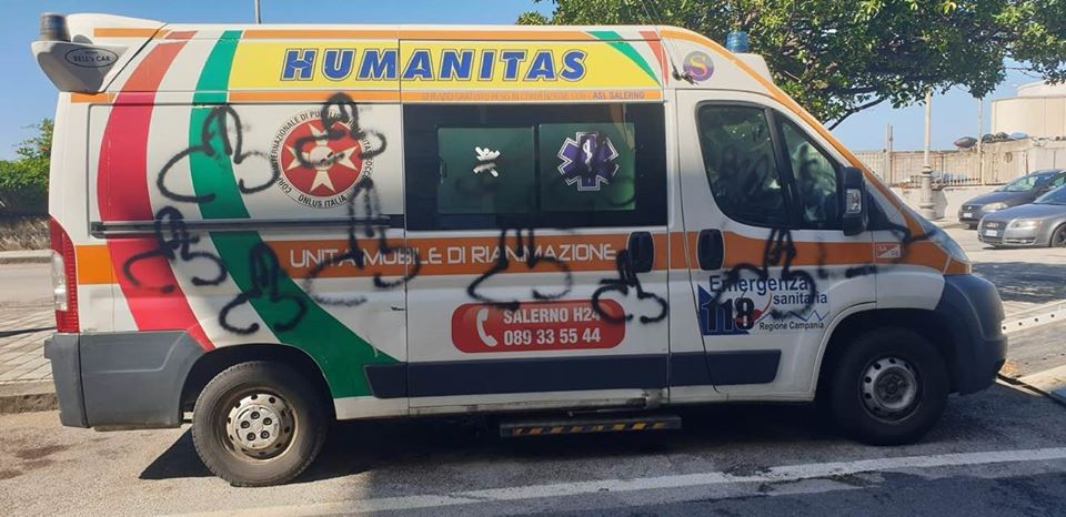 ambulanza vandalizzata
