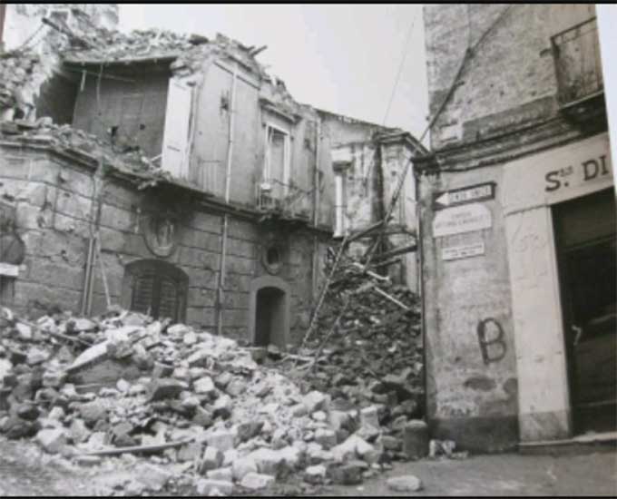 Un edificio crollato a Nocera Inferiore