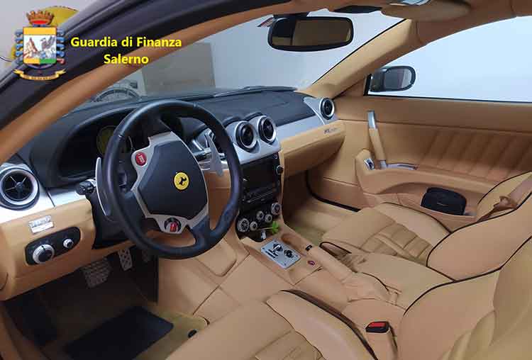 la Ferrari sequestrata dalle Fiamme Gialle
