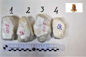 Viaggiavano con 400 grammi di cocaina in auto: due arresti della Polizia