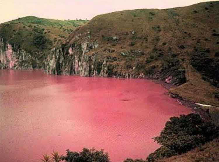 Le acque tinte di rosso del Lago Nyos