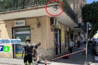 Camion sbaglia la manovra e tocca un balcone, cadono calcinacci in via Balbo