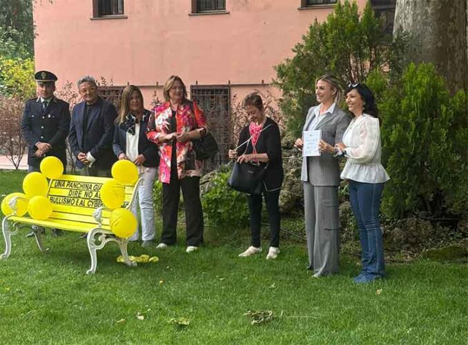 Sarno, una panchina gialla per dire un fermo no al cyberbullismo