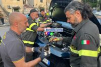 Nocera, i vigili del fuoco salvano un gattino intrappolato nel motore di un’auto
