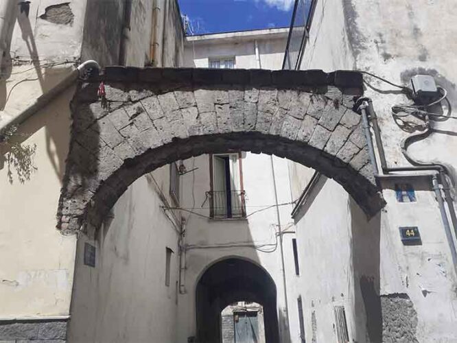 Nocera Inferiore: cos’è quell’arco in tufo grigio a Capocasale?