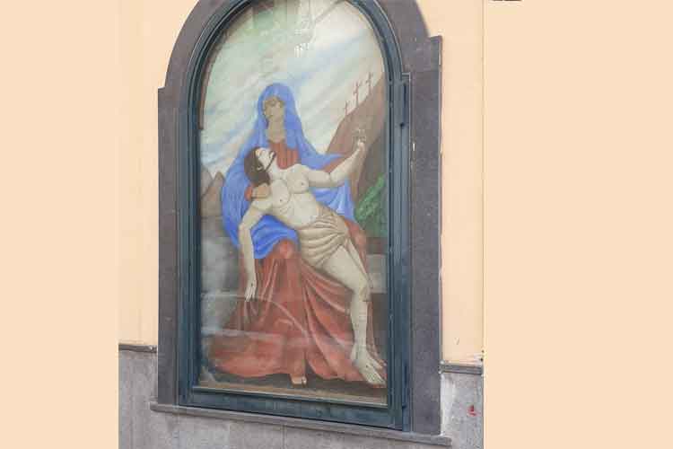 Nocera Inferiore, a via Dentice c’è uno strano Cristo con i baffi