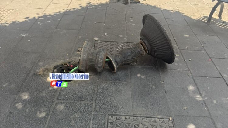 Crolla la fontanina in piazza Diaz, ferita una bambina
