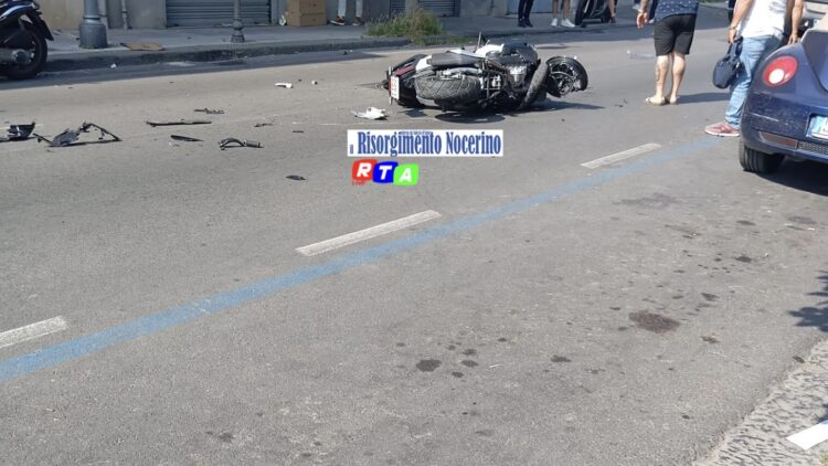 Pagani, scontro frontale tra due moto in via Santa Chiara. Due feriti gravi