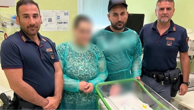 Poliziotto di Nocera Inferiore salva la vita a una neonata a Torre Annunziata