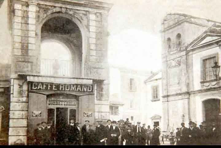 Aniello Califano, un tavolino conteso tra il Gambrinus e Caffè Romano