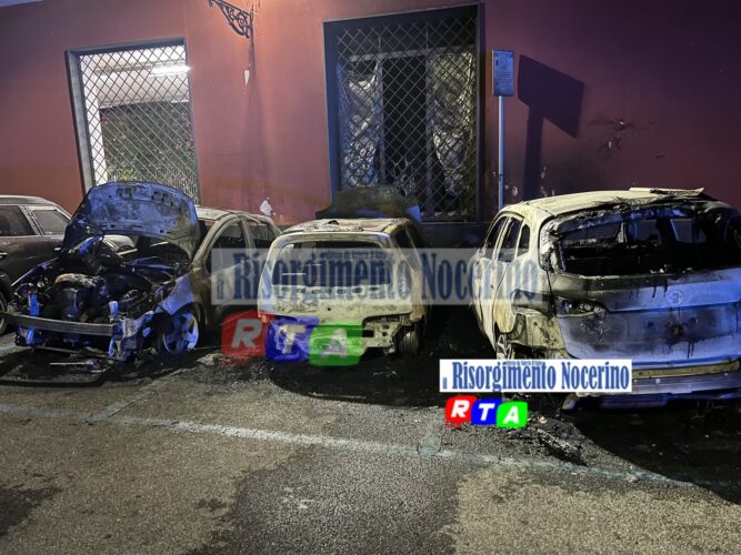 VIDEO | Nocera Inferiore, tre auto in fiamme in piazzale XVIII maggio